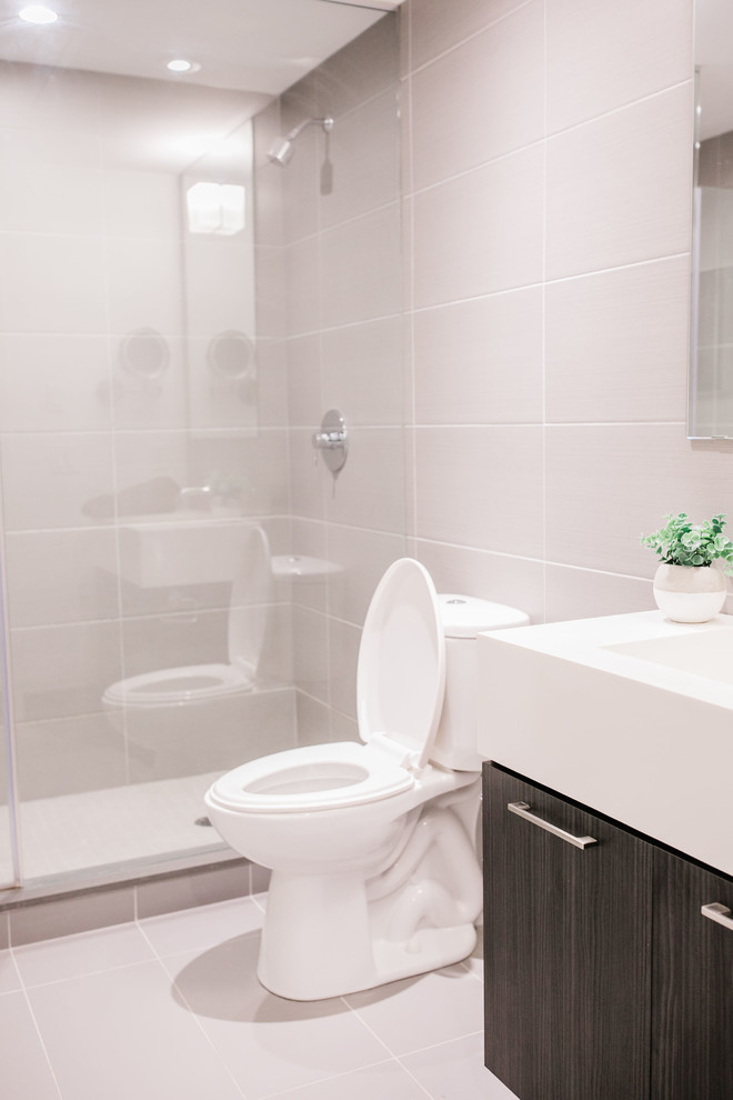Пример оригинального дизайна: детская ванная комната среднего размера в современном стиле с плоскими фасадами, коричневыми фасадами, душем в нише, раздельным унитазом, серой плиткой, керамической плиткой, серыми стенами, полом из керамогранита, монолитной раковиной, столешницей из кварцита, серым полом, открытым душем и белой столешницей