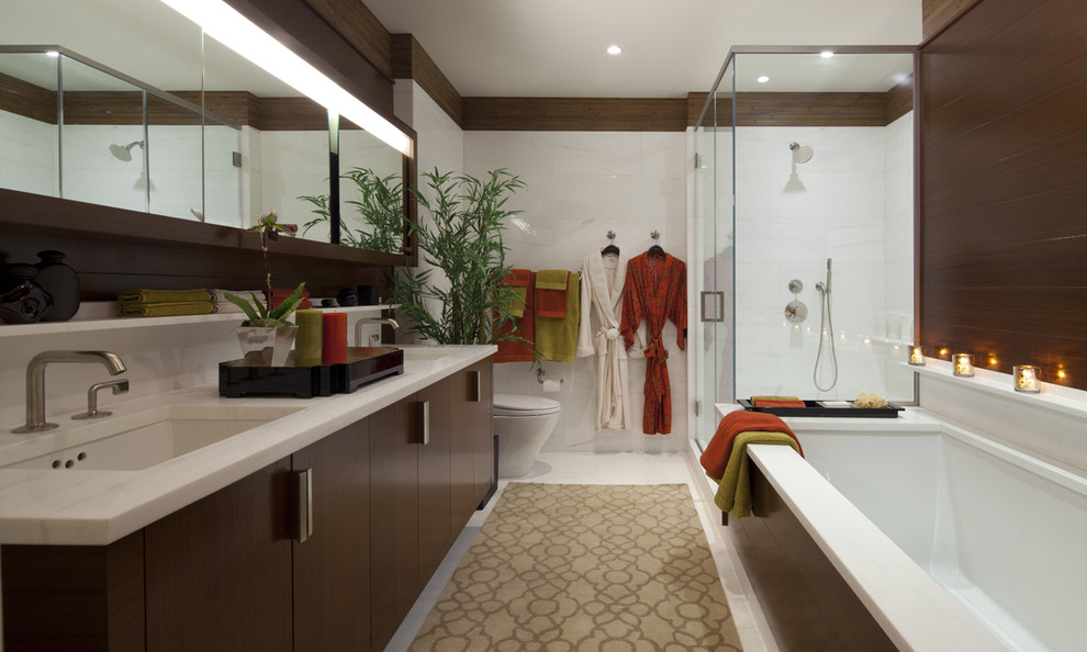 Пример оригинального дизайна: главная ванная комната среднего размера в современном стиле с врезной раковиной, плоскими фасадами, темными деревянными фасадами, полновстраиваемой ванной, угловым душем, белой плиткой, керамогранитной плиткой, коричневыми стенами, полом из керамогранита и мраморной столешницей