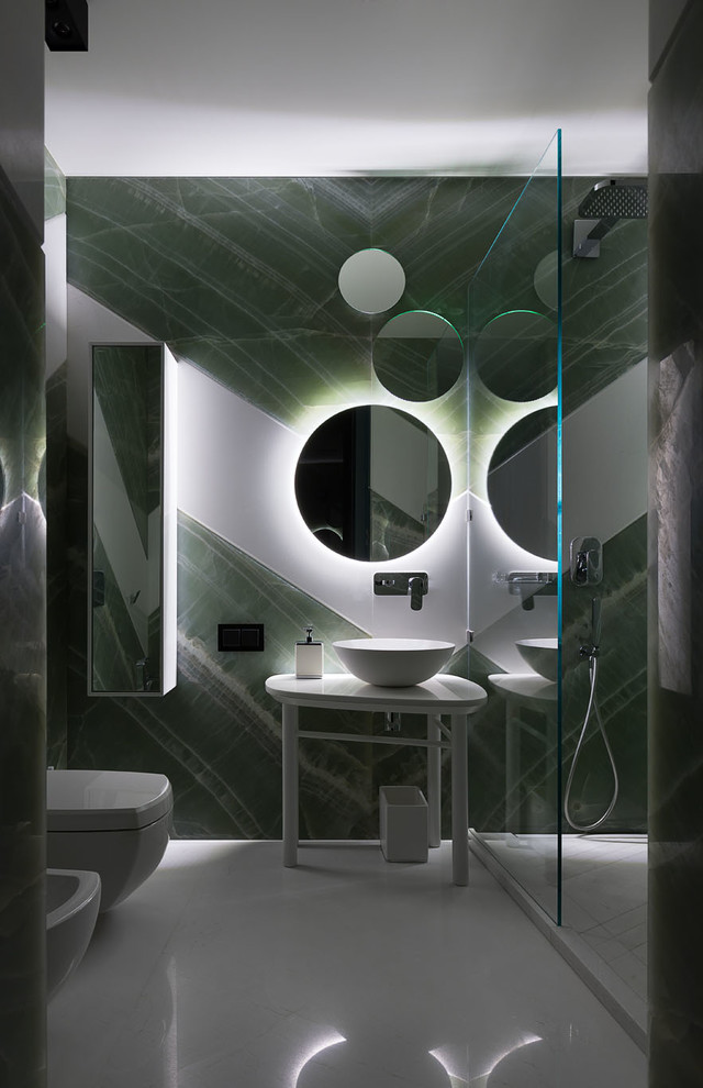 Idéer för mellanstora funkis badrum för barn, med luckor med glaspanel, en öppen dusch, en bidé, grön kakel, marmorkakel, gröna väggar, klinkergolv i keramik, bänkskiva i onyx, vitt golv och med dusch som är öppen