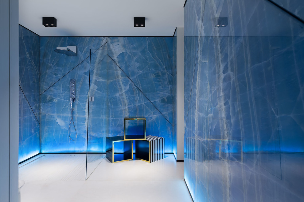 Идея дизайна: большая главная ванная комната в стиле модернизм с открытыми фасадами, синими фасадами, биде, синей плиткой, мраморной плиткой, синими стенами, полом из керамической плитки, столешницей из оникса, белым полом и открытым душем