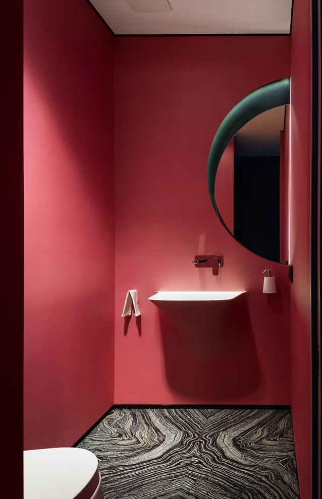 Foto di una stanza da bagno per bambini moderna di medie dimensioni con bidè, piastrelle rosse, piastrelle di marmo, pareti verdi, pavimento con piastrelle in ceramica, top in cemento, pavimento bianco e doccia aperta
