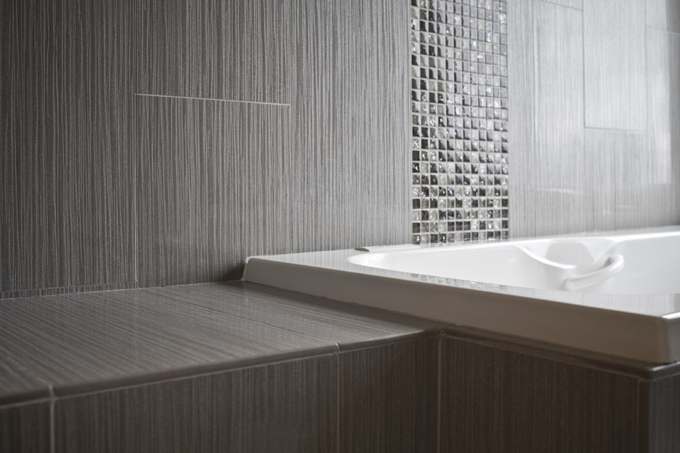 Idee per una stanza da bagno moderna con piastrelle beige