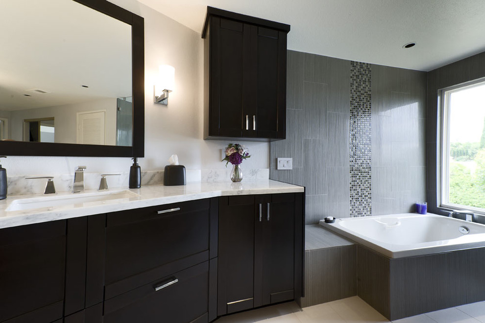 Cette image montre une salle de bain minimaliste avec un carrelage beige.