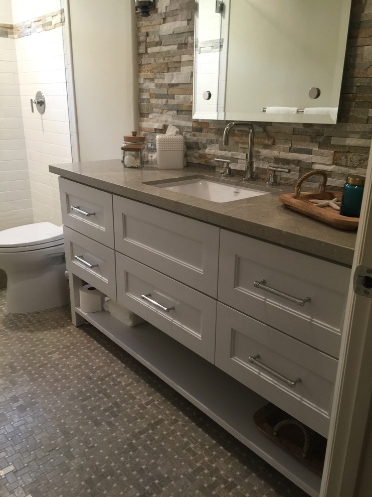 Пример оригинального дизайна: ванная комната среднего размера в морском стиле с белыми фасадами, душем в нише, унитазом-моноблоком, белой плиткой, каменной плиткой, белыми стенами, врезной раковиной и столешницей из кварцита