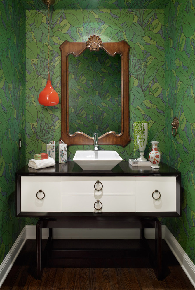 Foto de cuarto de baño rectangular contemporáneo con paredes verdes y lavabo sobreencimera