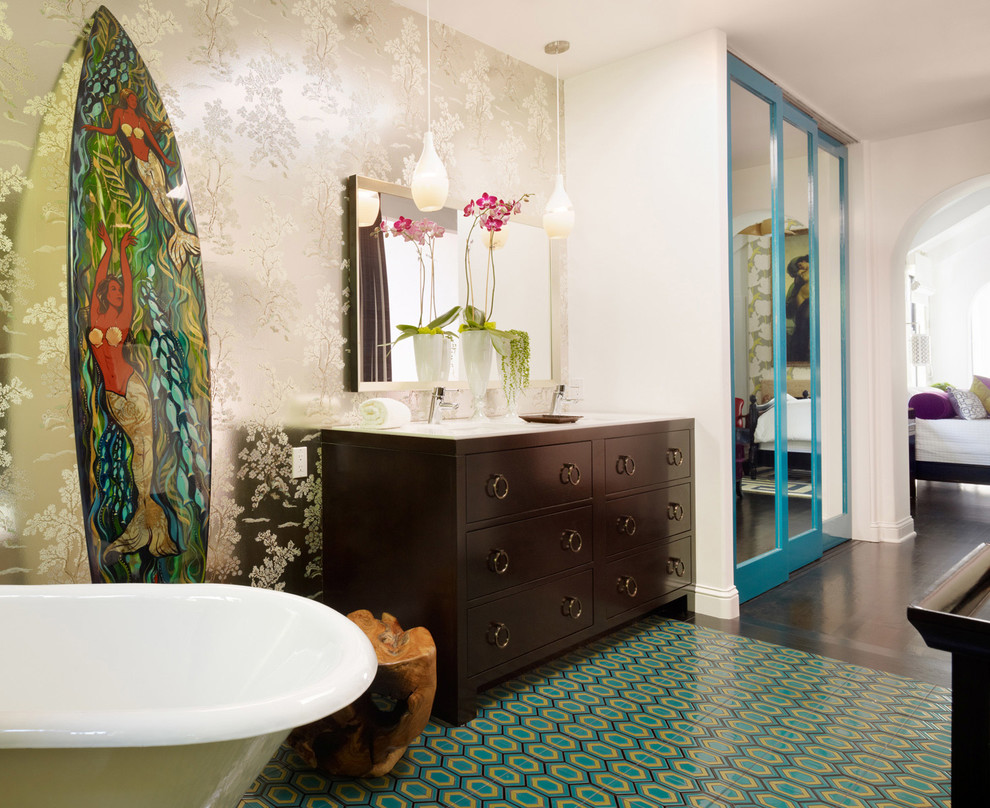 Inspiration för ett funkis badrum, med flerfärgade väggar