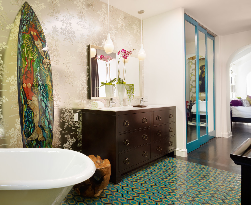 Пример оригинального дизайна: ванная комната в современном стиле с плоскими фасадами, темными деревянными фасадами, отдельно стоящей ванной и бирюзовым полом