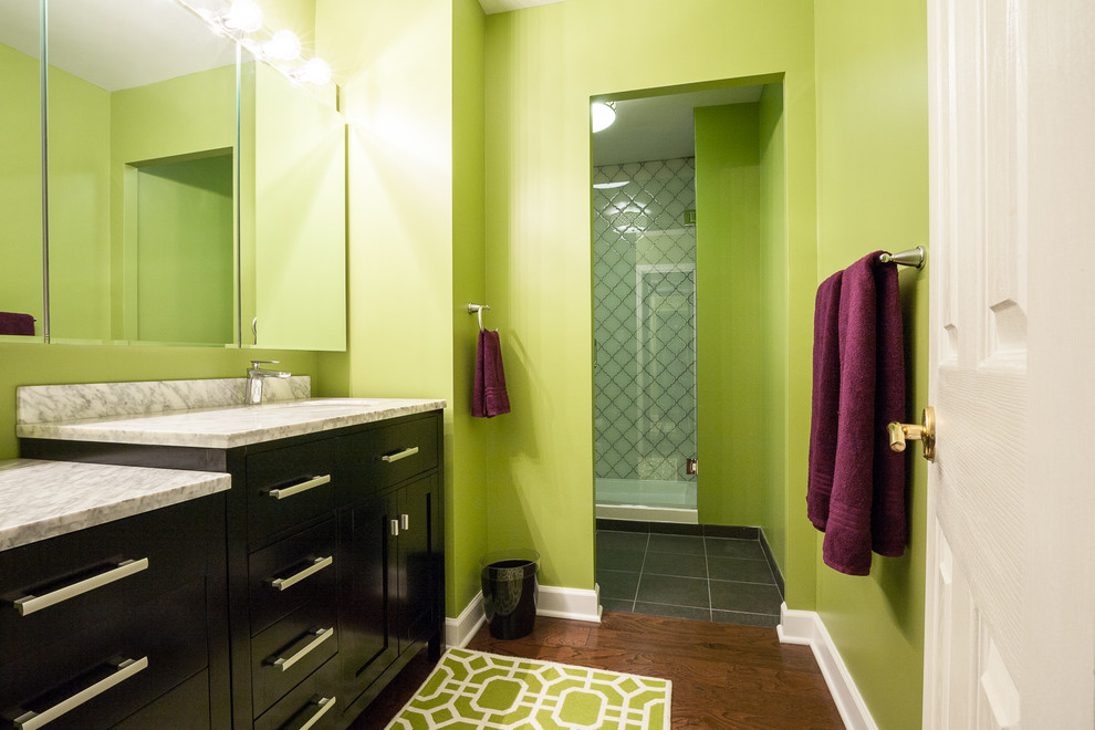 Réalisation d'une douche en alcôve principale design de taille moyenne avec un mur vert et parquet foncé.