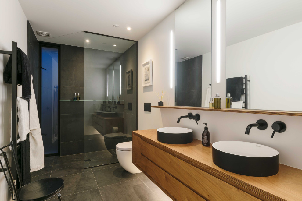 Идея дизайна: главная ванная комната в современном стиле с встроенной тумбой