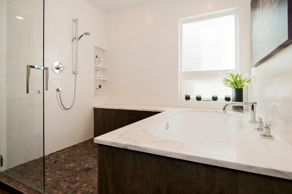Пример оригинального дизайна: большая главная ванная комната в стиле неоклассика (современная классика) с фасадами в стиле шейкер, темными деревянными фасадами, полновстраиваемой ванной, открытым душем, разноцветной плиткой, галечной плиткой, белыми стенами, полом из керамогранита, врезной раковиной и мраморной столешницей