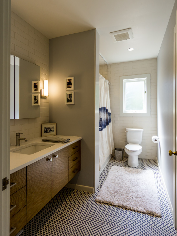 Réalisation d'une petite salle de bain design en bois foncé avec un placard à porte plane, un carrelage blanc, des carreaux de céramique, un mur beige, un lavabo encastré, une cabine de douche avec un rideau, un plan de toilette blanc, meuble simple vasque et meuble-lavabo encastré.
