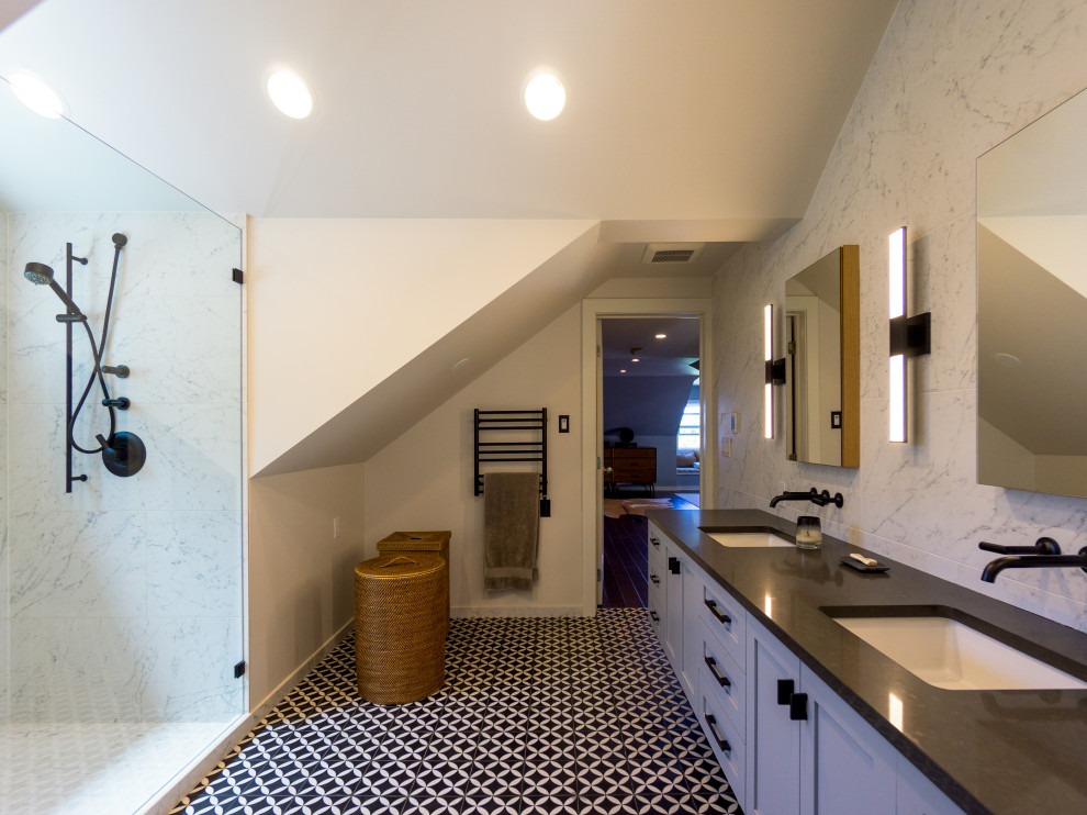 Foto di una stanza da bagno padronale contemporanea di medie dimensioni con ante lisce, piastrelle bianche, piastrelle in ceramica, lavabo sottopiano, due lavabi e mobile bagno sospeso