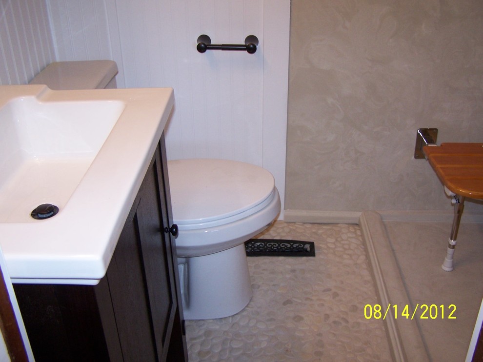 Идея дизайна: ванная комната в классическом стиле с угловым душем и душевой кабиной