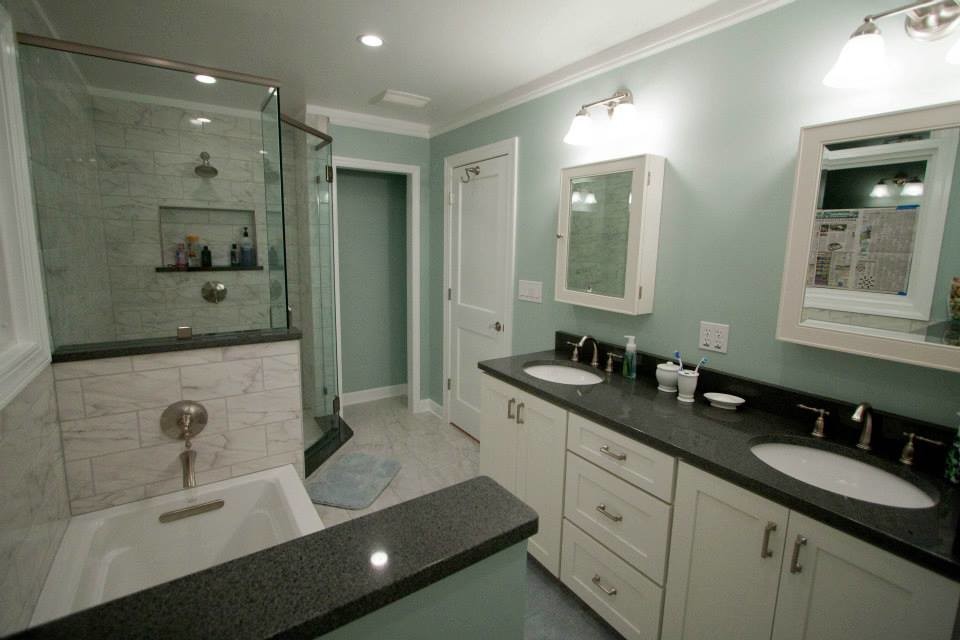 Klassisches Badezimmer mit weißen Fliesen und Porzellanfliesen in Charleston