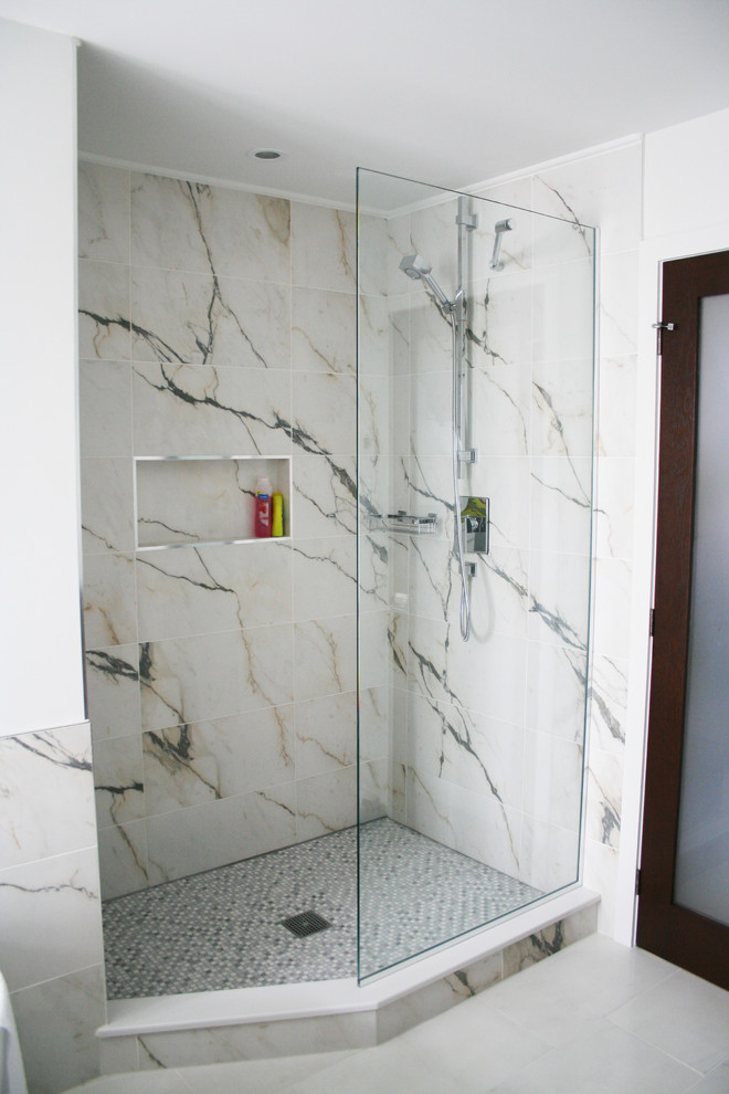 Faux marble shower Modern Bathroom Montreal by Studio NOO