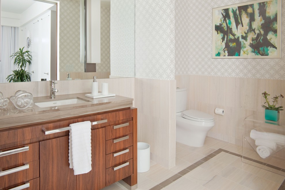 Modernes Badezimmer mit flächenbündigen Schrankfronten, dunklen Holzschränken, farbigen Fliesen, Marmorfliesen, beiger Waschtischplatte und eingebautem Waschtisch in New York