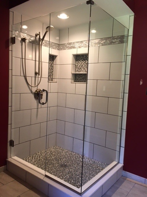 Идея дизайна: главная ванная комната среднего размера в классическом стиле с душем в нише, серой плиткой, белой плиткой, керамогранитной плиткой, красными стенами, полом из керамогранита, бежевым полом и душем с распашными дверями