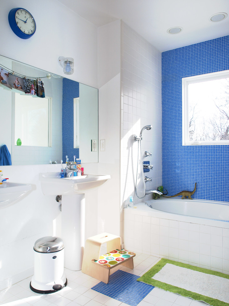 Idéer för att renovera ett funkis badrum för barn, med ett piedestal handfat, ett badkar i en alkov, en dusch/badkar-kombination, blå kakel, mosaik och flerfärgat golv