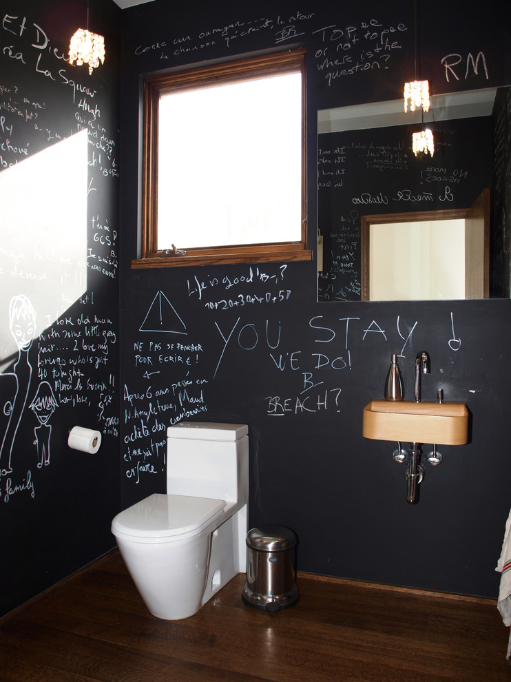 Réalisation d'une salle de bain design pour enfant avec un lavabo suspendu, un mur noir et parquet foncé.