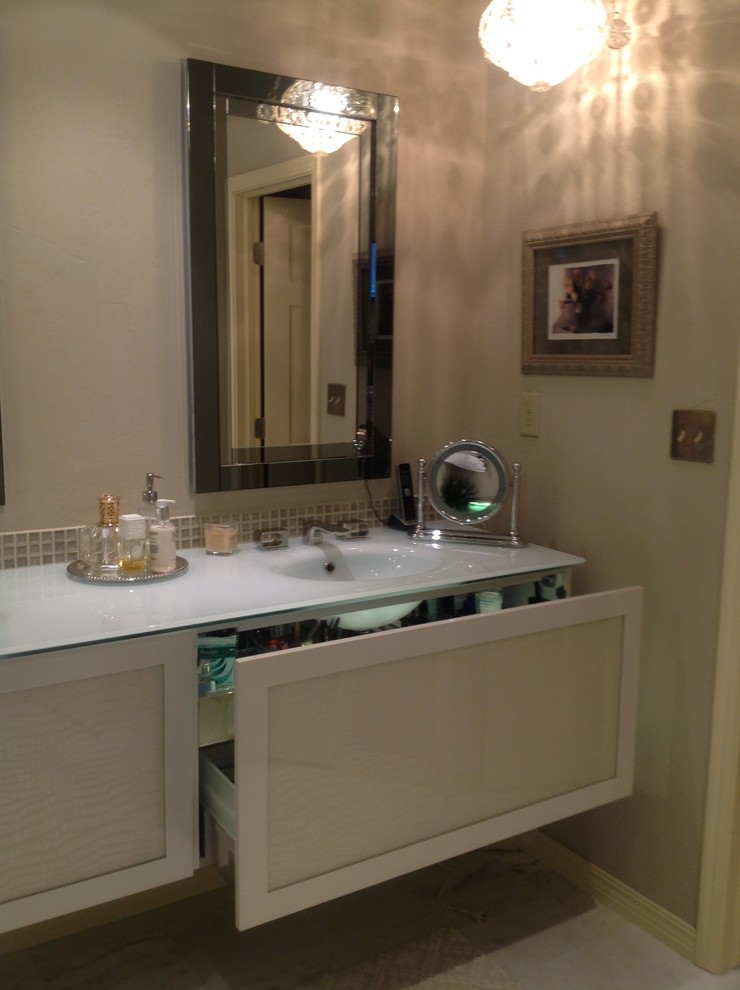 Esempio di una stanza da bagno contemporanea con lavabo integrato, vasca freestanding e doccia alcova