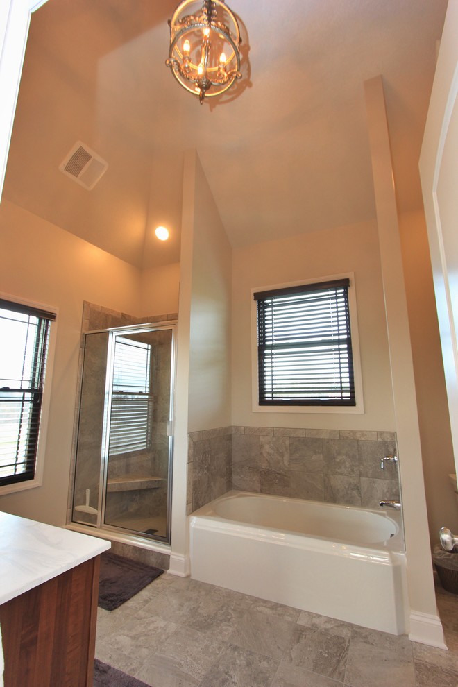 Exemple d'une douche en alcôve principale craftsman en bois brun de taille moyenne avec un placard avec porte à panneau surélevé, une baignoire en alcôve, un carrelage marron, des carreaux de céramique, un mur beige, un sol en carrelage de céramique et un lavabo intégré.