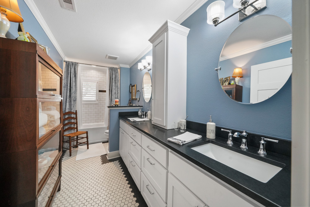 Свежая идея для дизайна: огромная ванная комната в стиле кантри с фасадами в стиле шейкер, белыми фасадами, ванной в нише, душем в нише, раздельным унитазом, белой плиткой, керамической плиткой, синими стенами, полом из керамической плитки, настольной раковиной, столешницей из гранита, белым полом, шторкой для ванной, черной столешницей, тумбой под две раковины и встроенной тумбой - отличное фото интерьера