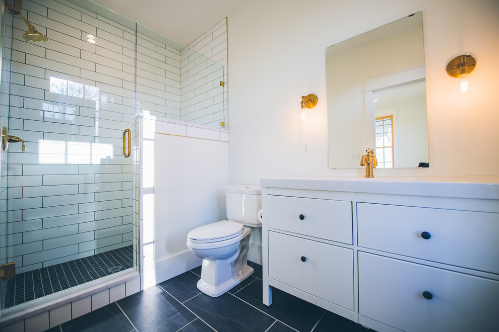 Immagine di una stanza da bagno american style con ante bianche, piastrelle bianche, pavimento grigio e top bianco