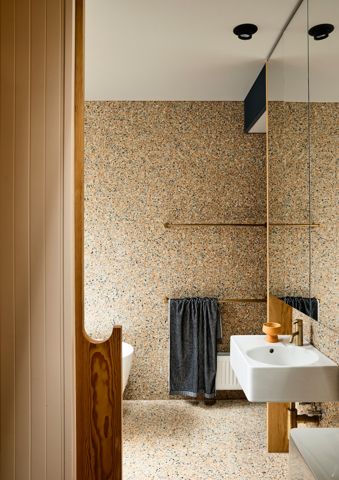 Idee per una stanza da bagno moderna con piastrelle marroni, lavabo sospeso e pavimento marrone