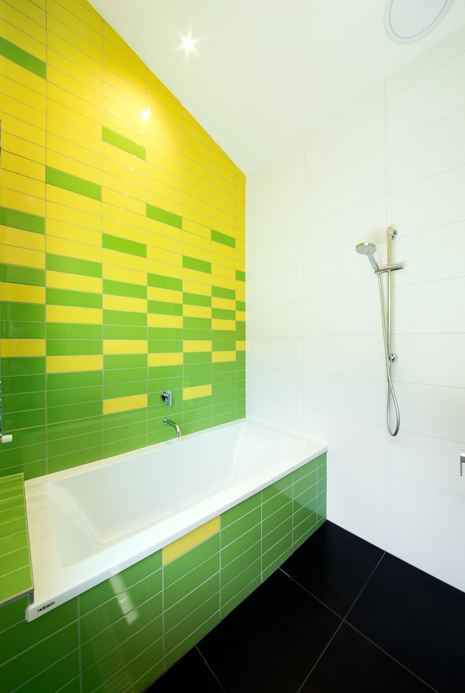 Inredning av ett modernt en-suite badrum, med ett badkar i en alkov, en öppen dusch, gul kakel, keramikplattor och klinkergolv i keramik