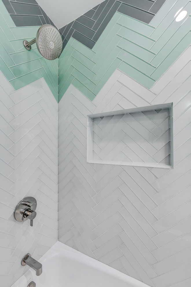 На фото: ванная комната среднего размера в современном стиле с угловой ванной, душем над ванной, раздельным унитазом, синей плиткой, серой плиткой, белой плиткой, стеклянной плиткой, серыми стенами, душевой кабиной и душем с распашными дверями с
