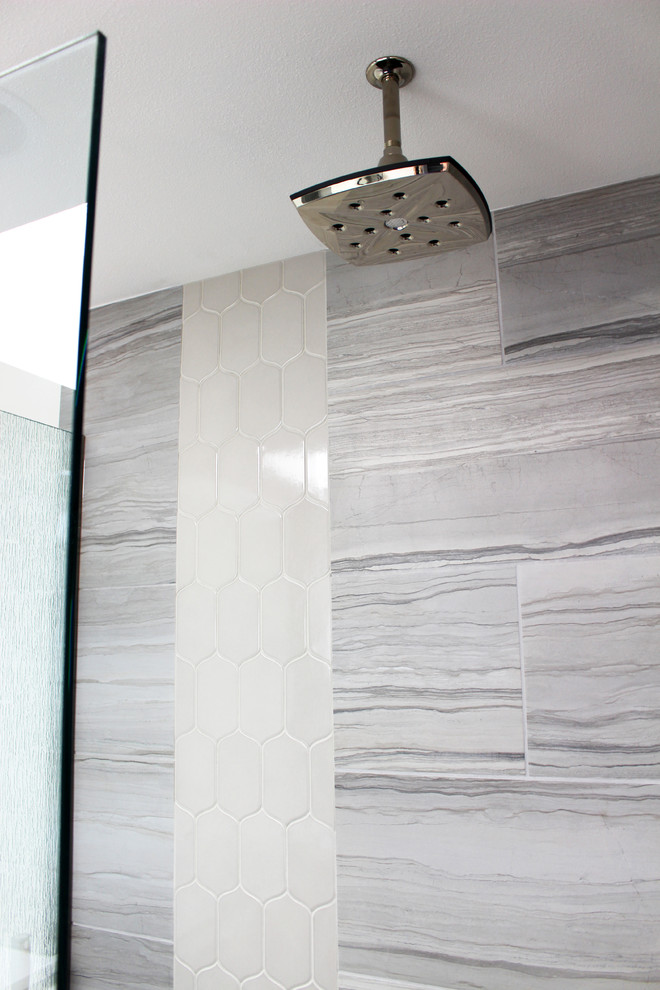 Inspiration pour une salle de bain design avec une douche ouverte et un carrelage gris.