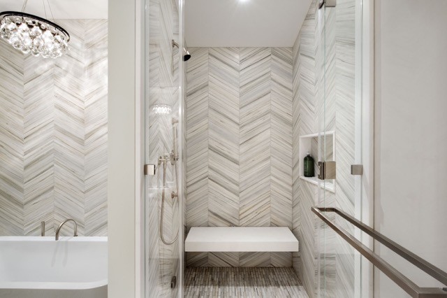 Immagine di una grande stanza da bagno padronale chic con vasca freestanding, doccia alcova e porta doccia a battente