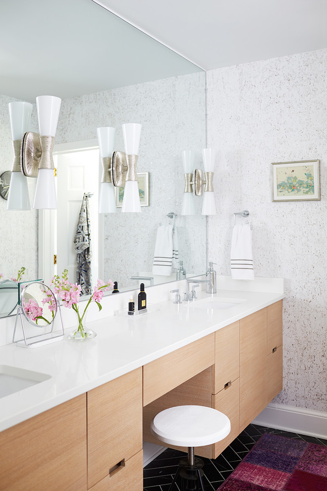 Imagen de cuarto de baño contemporáneo con armarios con paneles lisos, puertas de armario de madera clara, paredes multicolor, lavabo bajoencimera y suelo negro