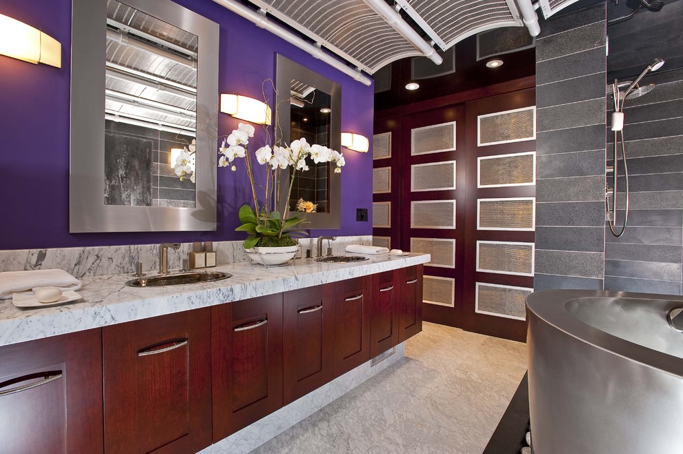 На фото: ванная комната в современном стиле с накладной раковиной, фасадами в стиле шейкер, темными деревянными фасадами, отдельно стоящей ванной, душем в нише, серой плиткой и фиолетовыми стенами
