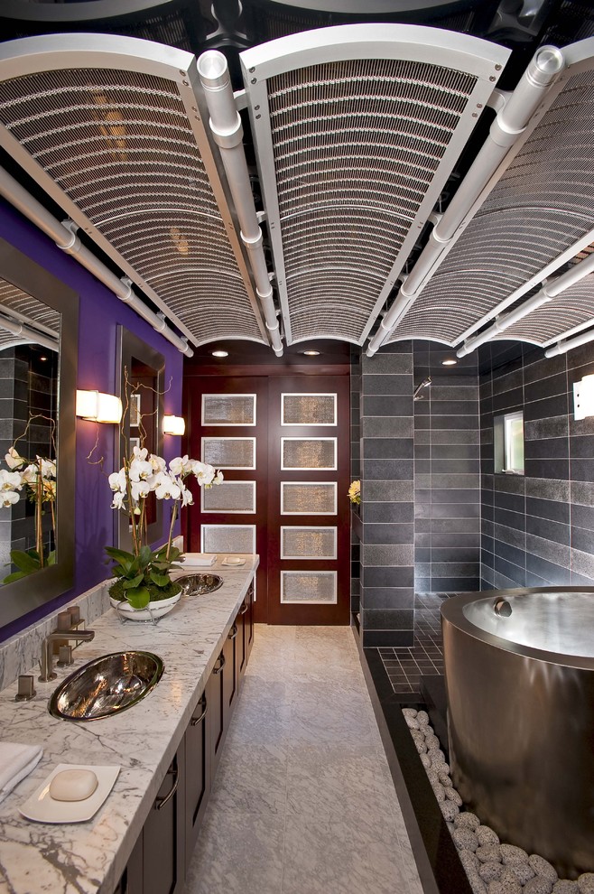 Idee per una stanza da bagno minimal con vasca freestanding, doccia aperta e doccia aperta