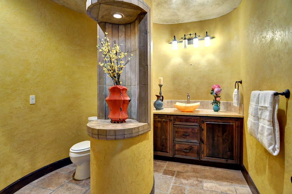 Inspiration för små medelhavsstil badrum, med beige kakel, gula väggar, luckor med upphöjd panel, skåp i mörkt trä och klinkergolv i keramik