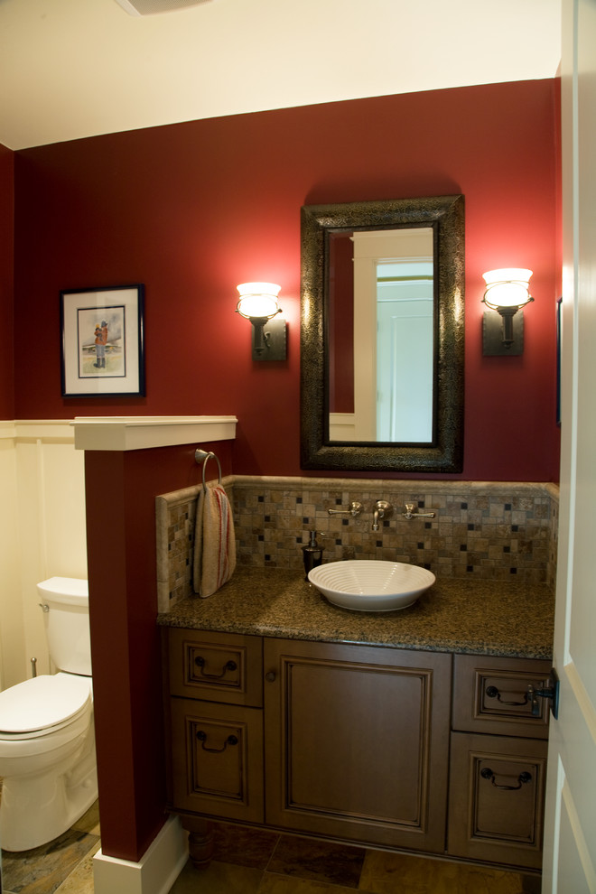 На фото: ванная комната среднего размера в классическом стиле с настольной раковиной, фасадами с декоративным кантом, темными деревянными фасадами, столешницей из гранита, раздельным унитазом, разноцветной плиткой, плиткой мозаикой, красными стенами и душевой кабиной