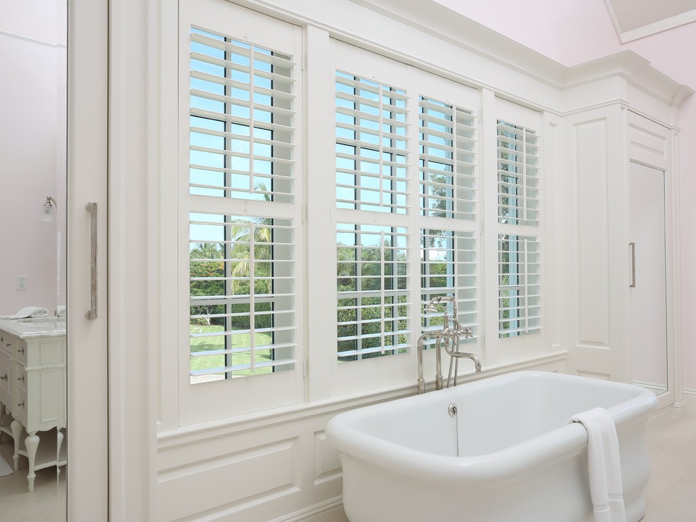 Bild på ett stort vintage en-suite badrum, med luckor med profilerade fronter, vita skåp, ett fristående badkar, en öppen dusch, blå kakel, rosa väggar, travertin golv, ett undermonterad handfat och marmorbänkskiva
