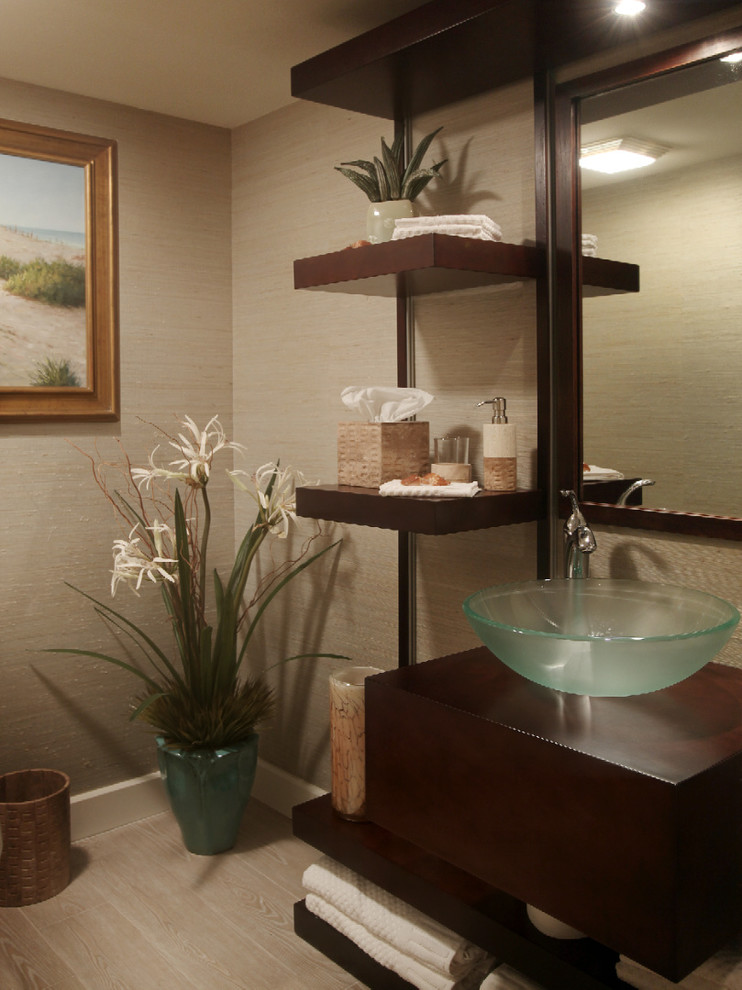 Cette photo montre une grande salle de bain principale asiatique en bois foncé avec un placard à porte plane, WC séparés, un mur beige, un sol en carrelage de porcelaine, un lavabo encastré et un plan de toilette en bois.