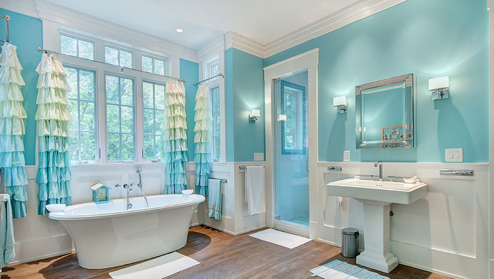 Идея дизайна: ванная комната среднего размера в классическом стиле с врезной раковиной, белыми фасадами, отдельно стоящей ванной, синими стенами, паркетным полом среднего тона и душевой кабиной