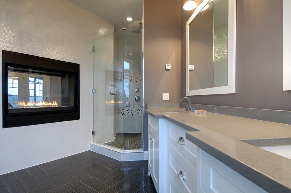 Immagine di una grande stanza da bagno contemporanea con ante in stile shaker, ante bianche, piastrelle grigie, piastrelle in ceramica, pareti grigie, lavabo sottopiano e top in quarzo composito