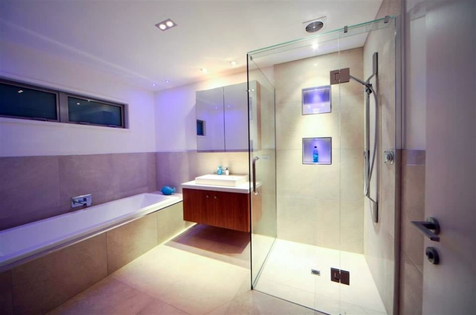 Esempio di una grande stanza da bagno design