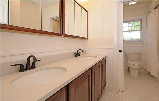 Esempio di una stanza da bagno per bambini stile americano di medie dimensioni con lavabo da incasso, ante in legno bruno, top in quarzo composito, doccia alcova, piastrelle grigie, pareti bianche e pavimento in marmo