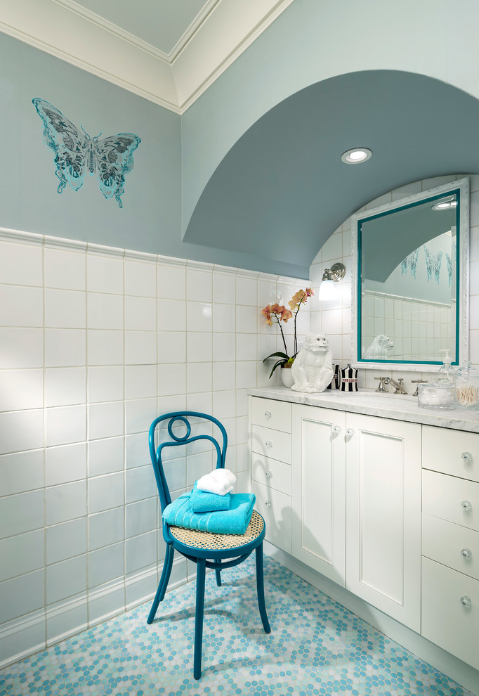 ソルトレイクシティにあるトラディショナルスタイルのおしゃれな子供用バスルーム (白いキャビネット、白いタイル、セラミックタイル、青い壁、アンダーカウンター洗面器、ターコイズの床、落し込みパネル扉のキャビネット) の写真