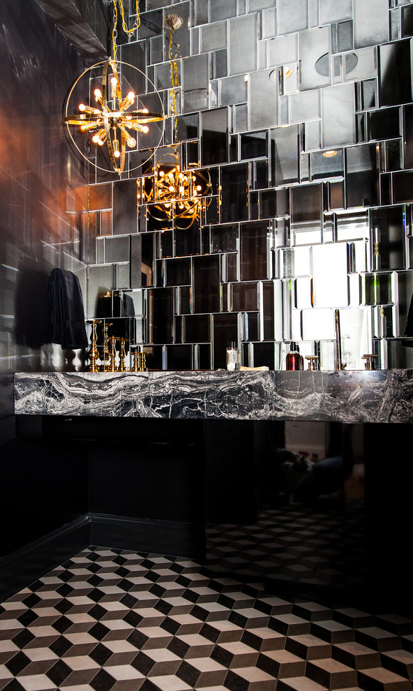 Exempel på ett modernt badrum med dusch, med ett nedsänkt handfat, svarta skåp, marmorbänkskiva, svart och vit kakel, spegel istället för kakel och svarta väggar
