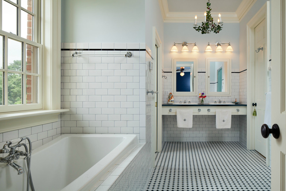 Immagine di una grande stanza da bagno padronale american style con vasca ad alcova, piastrelle bianche, piastrelle diamantate, pareti blu, pavimento con piastrelle a mosaico, lavabo da incasso e top in quarzo composito