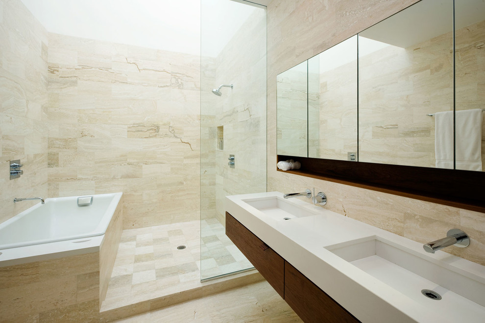 Inspiration för mellanstora moderna en-suite badrum, med skåp i mörkt trä, ett platsbyggt badkar, en öppen dusch, beige kakel, stenkakel, beige väggar, ett undermonterad handfat, bänkskiva i akrylsten, klinkergolv i porslin, beiget golv och med dusch som är öppen