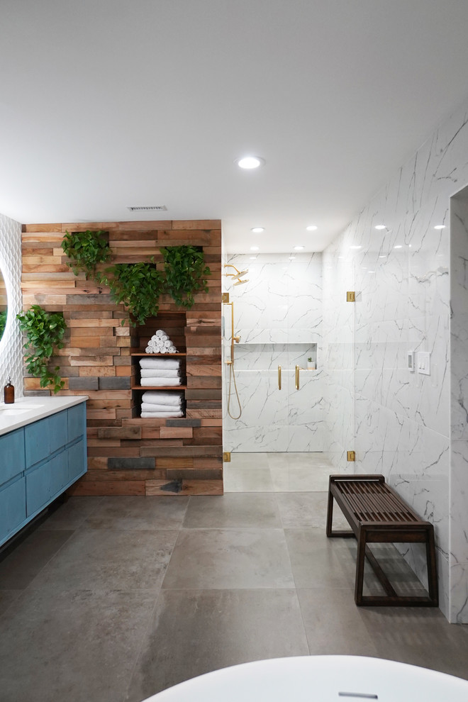 Стильный дизайн: большая главная ванная комната в скандинавском стиле с плоскими фасадами, синими фасадами, отдельно стоящей ванной, душем без бортиков, унитазом-моноблоком, белой плиткой, керамогранитной плиткой, синими стенами, полом из керамогранита, врезной раковиной, столешницей из искусственного кварца, серым полом, душем с распашными дверями и белой столешницей - последний тренд