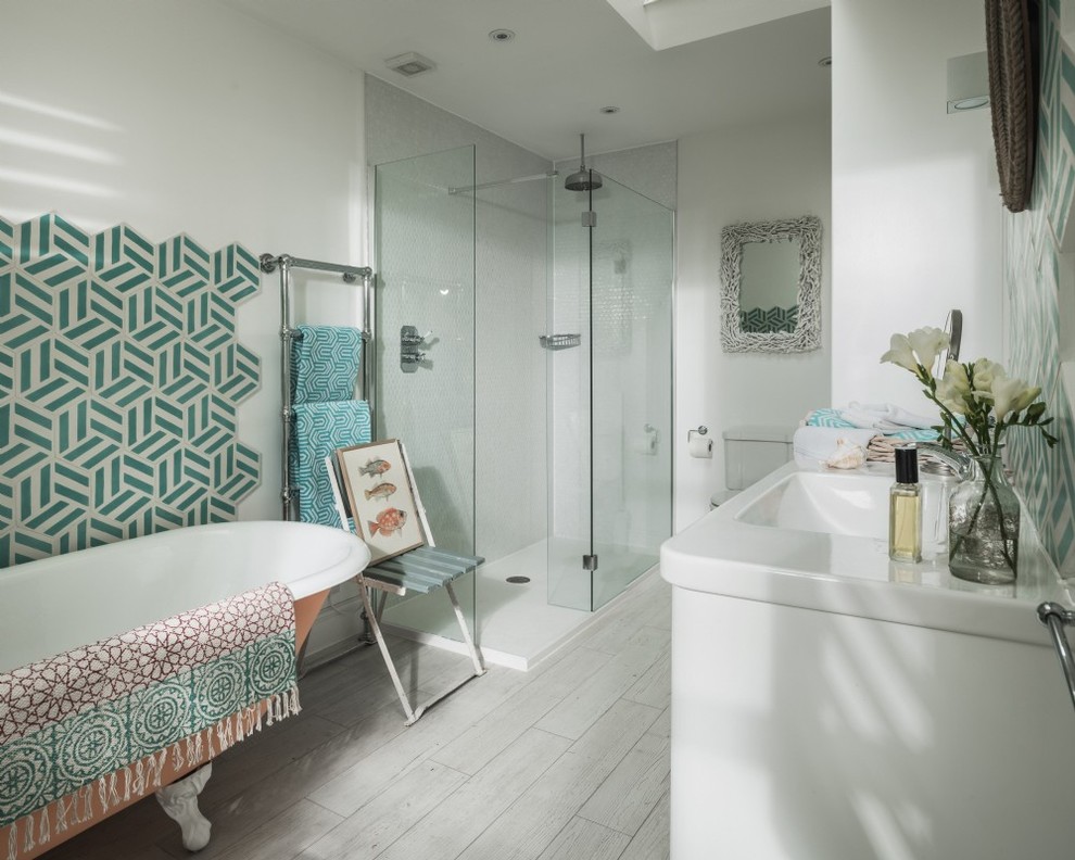 Cette photo montre une salle de bain principale éclectique de taille moyenne avec une douche d'angle, des portes de placard blanches, un carrelage multicolore, un mur blanc, un lavabo intégré, un sol beige et un plan de toilette blanc.