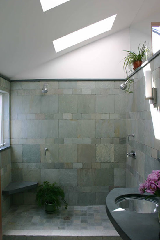 Foto de cuarto de baño contemporáneo de tamaño medio con lavabo encastrado, ducha abierta, baldosas y/o azulejos grises, baldosas y/o azulejos de piedra, paredes grises y aseo y ducha